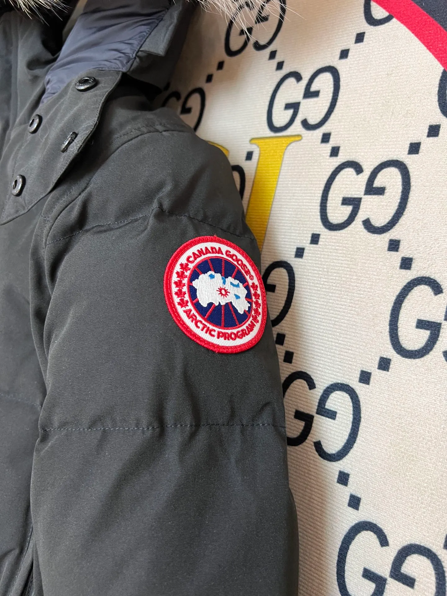 P800 Canada Goose Wyndham Parka has 29 styles for men and women. The hood and fur collar are detachable. My personal favorite is simple and elegant. It is clean and tidy. All Arctic and Antarctic scientific expedition teams choose Canada Goose as their cold wear. It is the Rolls-Royce of down jackets. ➖ Industry-leading anti-counterfeiting chip sensing. ➖ Imported Behringer embroidery machines and customized embroidery labels, the highest level and industry leading. ➖ Imported Korean 21-count polyester-cotton blended original fabric, TC85 waterproof coated fabric, water-repellent, windproof and wear-resistant. ➖ The new national standard 80 white duck down is filled with an average of 520 grams of down. The amount of down filled is industry-leading. ➖ 100% nylon lining with double double-layer sealing design to prevent velvet running, and seamless thread design on the cuffs! ➖ Western Canadian Green Wolf Collar. ➖ Yoshida YKK provides original factory-customized electroplated sliders. YKK two-way lockable zippers are tight and smooth and do not peel off paint. ➖ 3M composite Velcro is durable and the accessories and hardware are all custom-made. Note: Our copywriting is only simple and clear. Instead of bragging about the copywriting, it is better to compare and understand with samples. Only for the purest goose, the most dedicated, the most professional, the highest quality, the highest cost performance! SIZE:S-XXL [With size chart]